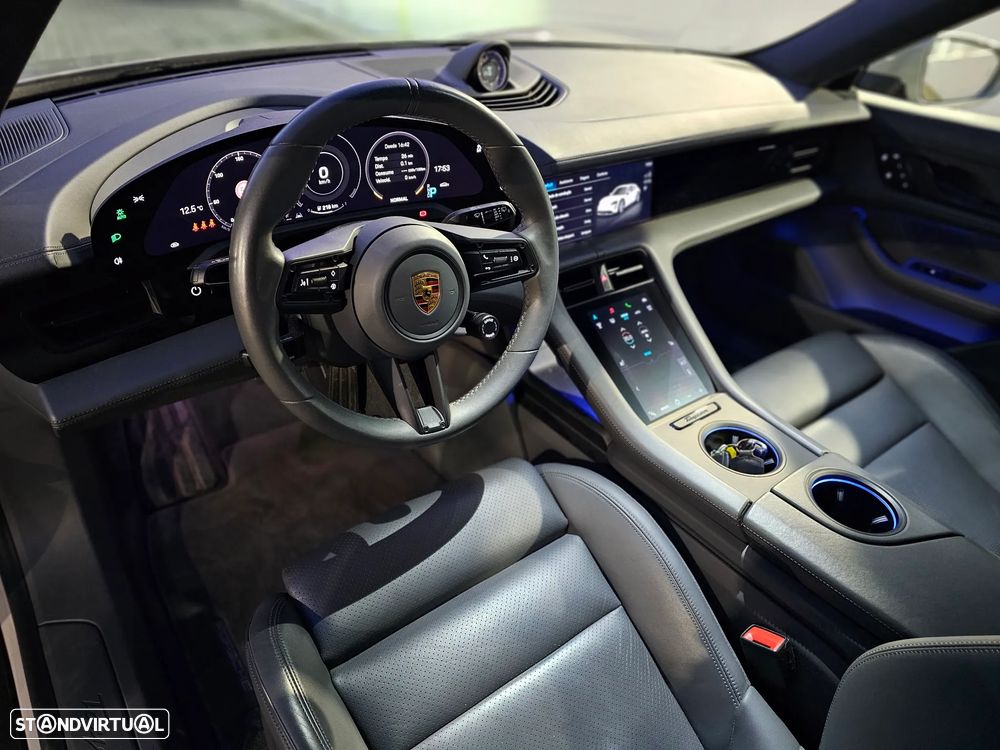 Porsche Taycan Cross Turismo 4 - 13