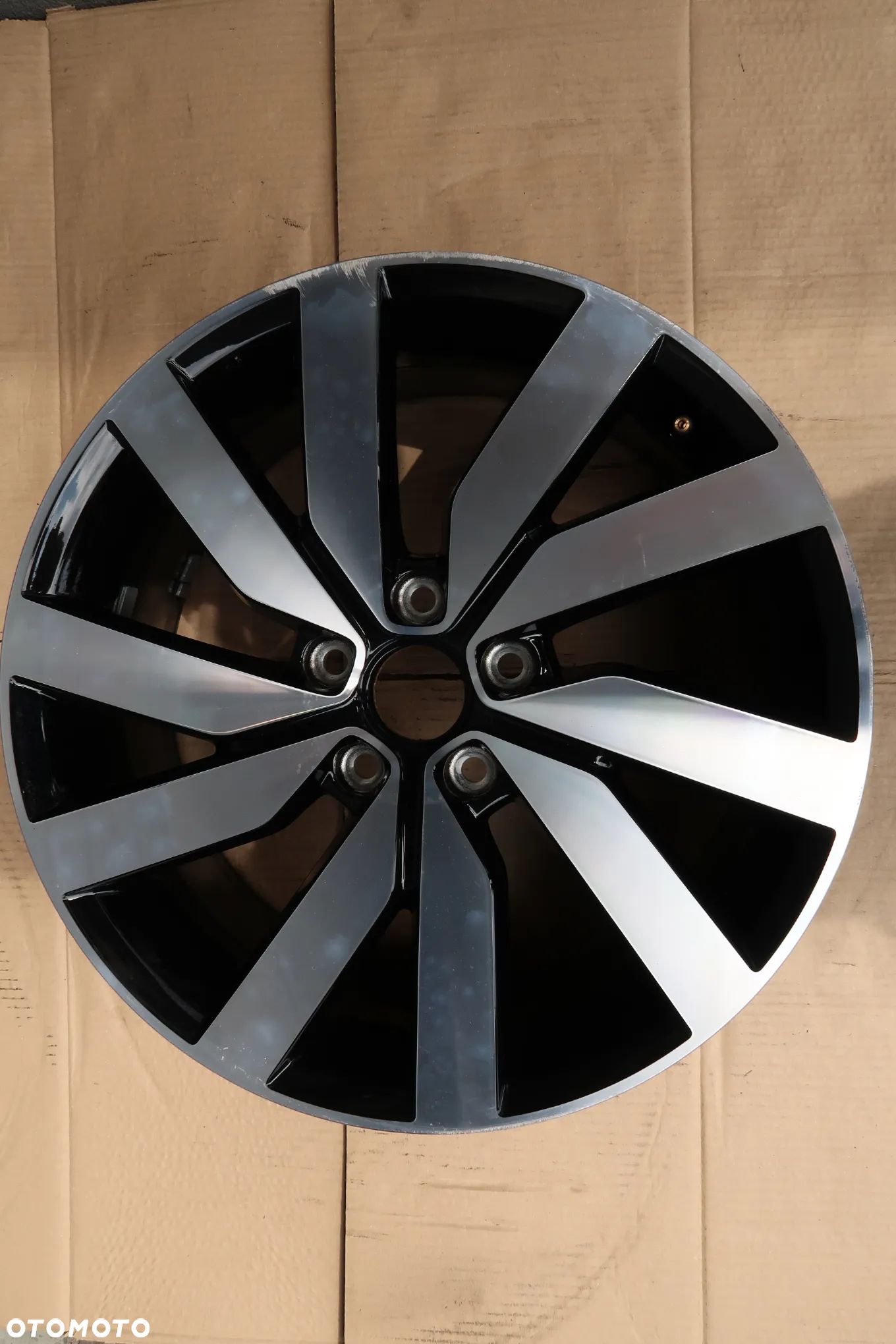 C12 FELGA ALUMINIOWA VW TOURAN 5TA601025F 7X18ET52 - 1