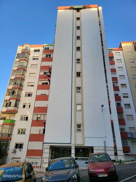 T1, Reboleira, junto ao metro - Grande imagem: 2/7