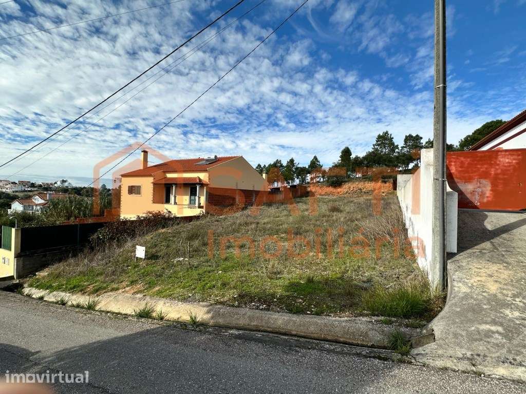 Lote para construção entre duas moradias - Grande imagem: 3/3