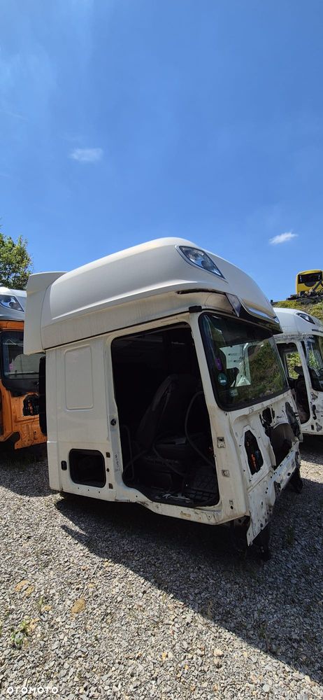 Kabina DAF 106 polift GOŁA - 2