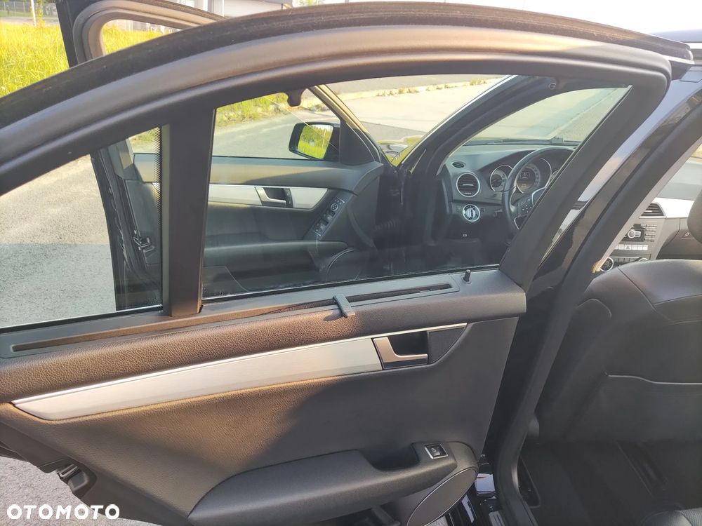 Mercedes-Benz Klasa C 180 BlueEFFICIENCY Avantgarde - 35
