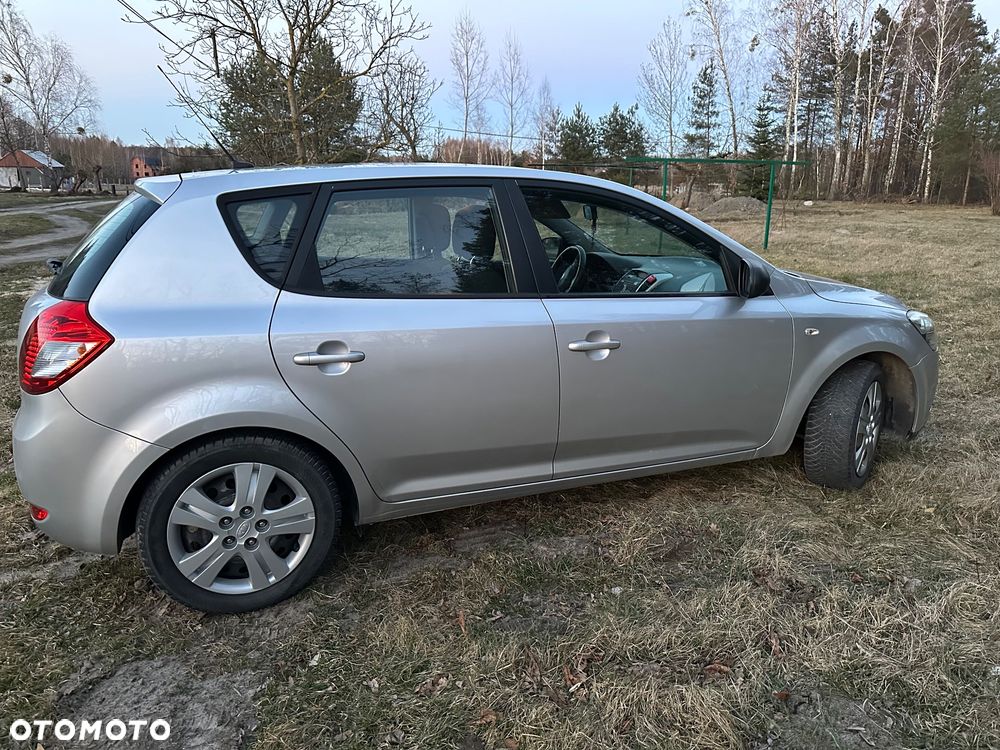 Kia Ceed - 8