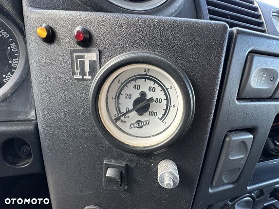 Land Rover Defender - 25