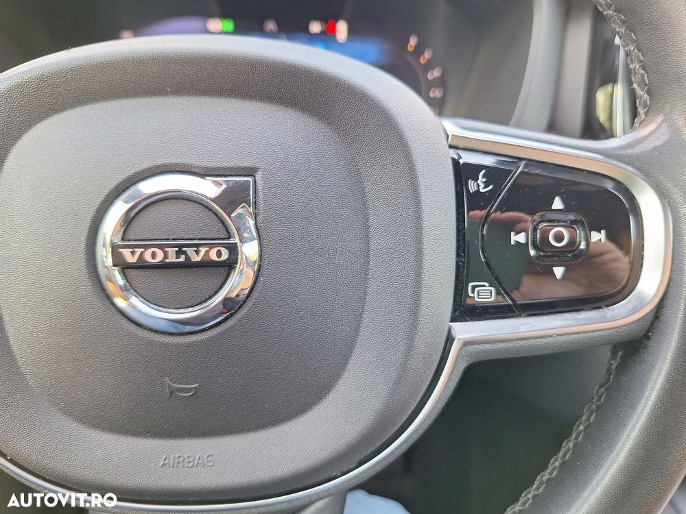 Volvo XC 60 B4 MHEV AT AWD Plus Dark - 27