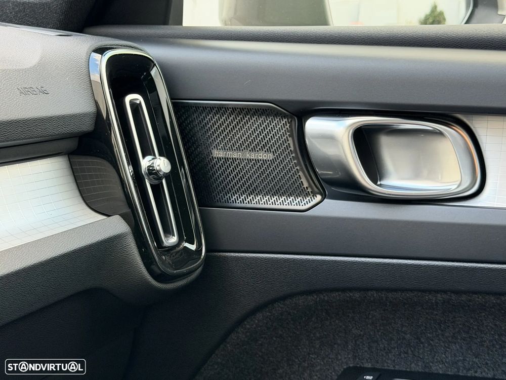 Volvo XC 40 2.0 B4 Momentum Plus - 36