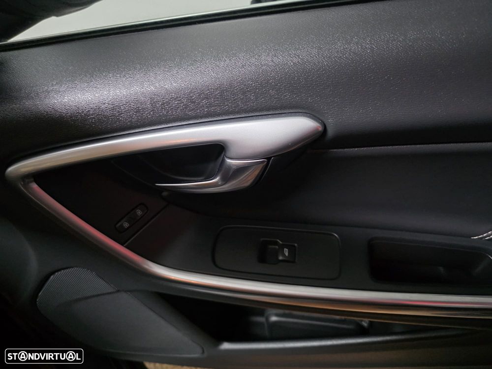 Volvo V60 2.0 D2 R-Design - 4