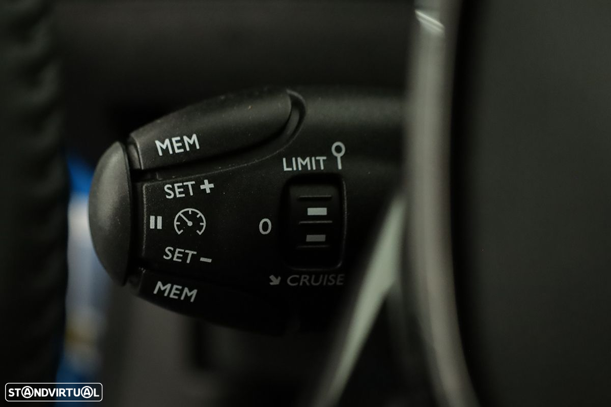 Peugeot 2008 1.2 PureTech Allure - 18