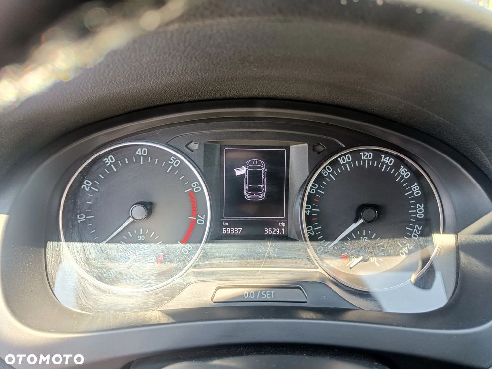 Skoda RAPID 1.2 TSI Ambition - 17