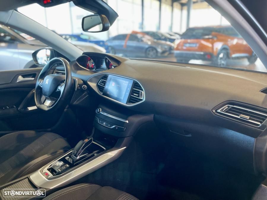 Peugeot 308 1.2 PureTech Allure Pack EAT8 - 28