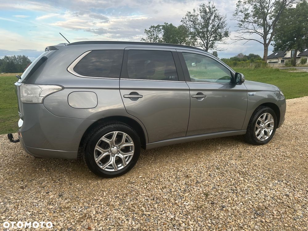 Mitsubishi Outlander Instyle NAVI + - 7