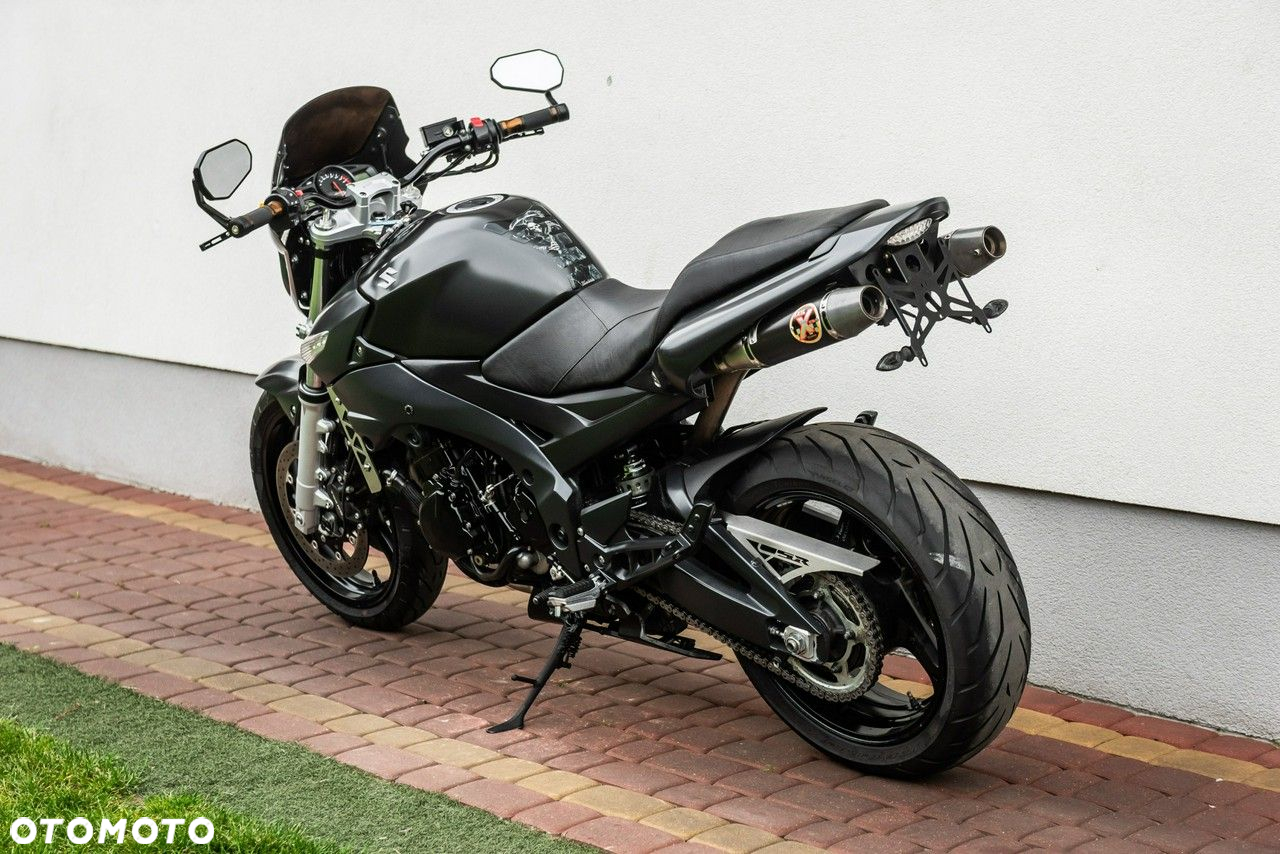 Suzuki GSR - 4