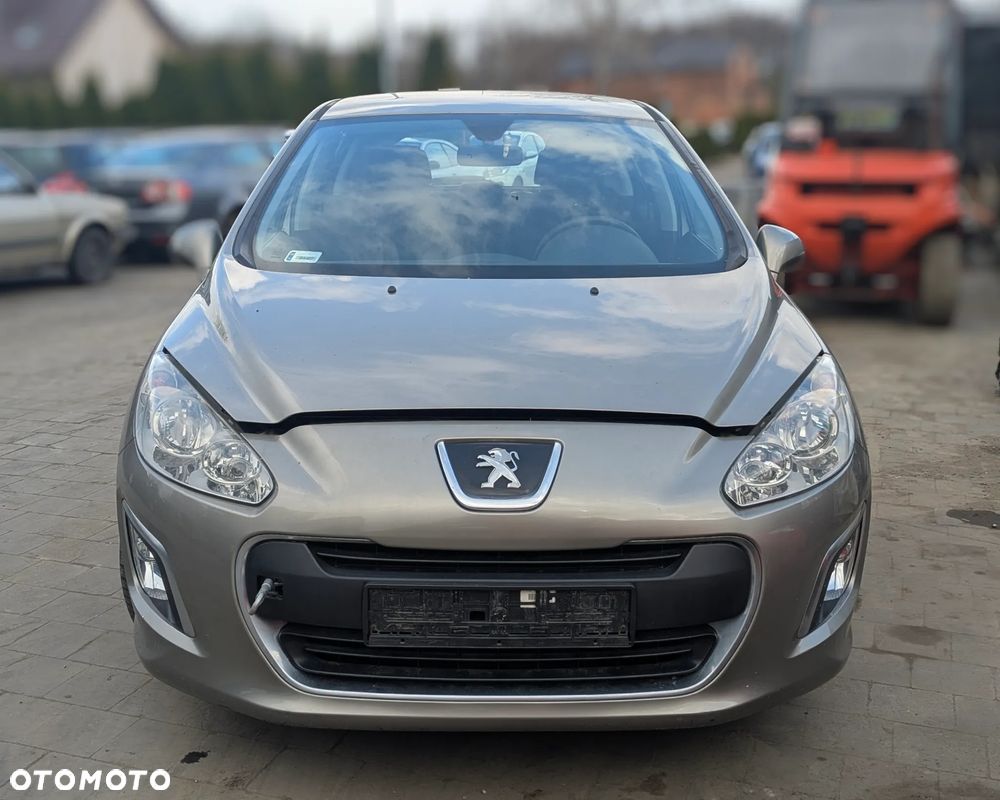 Peugeot 308 2011 1.2 benzyna - Oferuję Peugeot 308 z 2011 roku z silnikiem 1.2 benzyna. Pojazd przeznaczony wyłącznie na części.  Samochód nie jest oferowany jako pojazd do jazdy ani do rejestracji. Sprzedaż dotyczy poszczególnych części i podzespołów.  Silnik uszkodzony. Auto kompletne – wiele elementów w dobrym stanie.  Dane podstawowe pojazdu Marka: Peugeot Model: 308 Rok produkcji: 2011 Silnik: 1.2 benzyna Skrzynia biegów: manualna Nadwozie: hatchback Kolor: czarny Dostępne części (przykładowo): elementy karoserii (drzwi, maska, zderzak) reflektory i lampy skrzynia biegów zawieszenie wnętrze moduły i elektronika układ hamulcowy inne części – zapytaj o dostępność Informacje dodatkowe Sprzedaż części pojedynczych Silnik uszkodzony Cena zależna od wybranej części Możliwa wysyłka lub odbiór osobisty Kontakt przez wiadomość lub telefonauto na części - 5