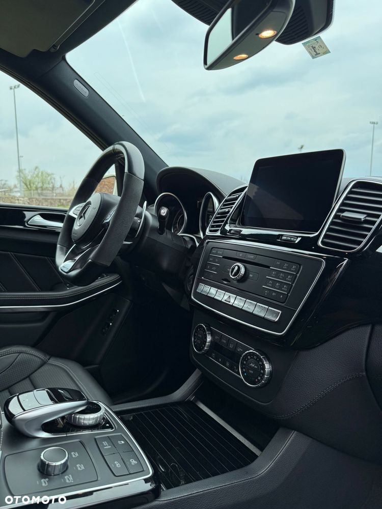 Mercedes-Benz GLS - 23