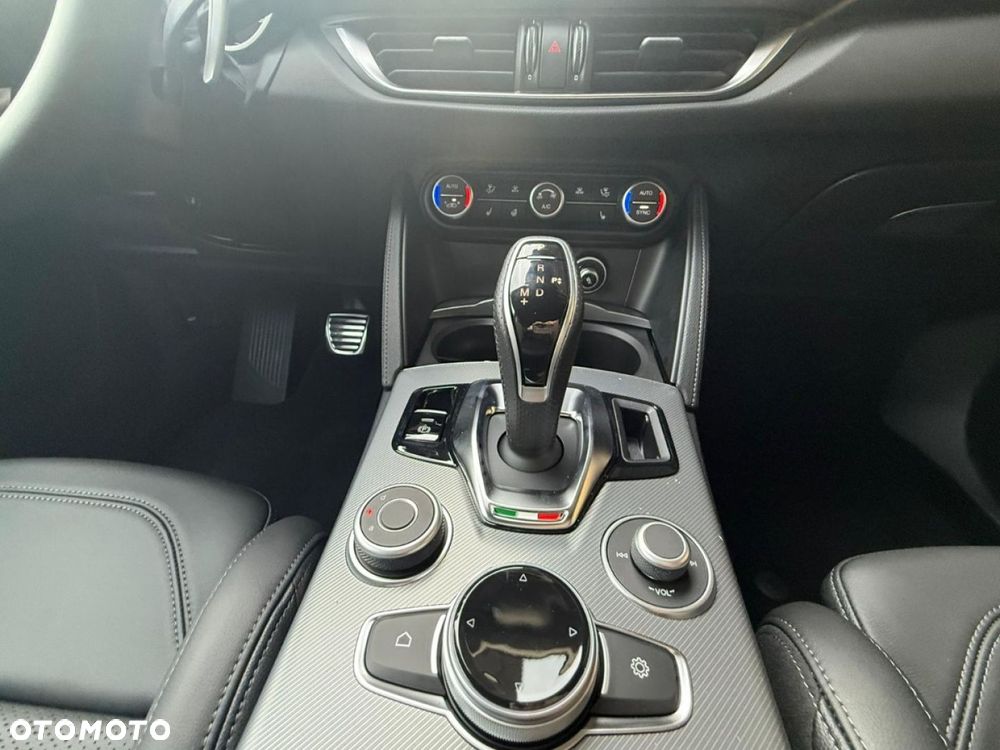 Alfa Romeo Stelvio - 16