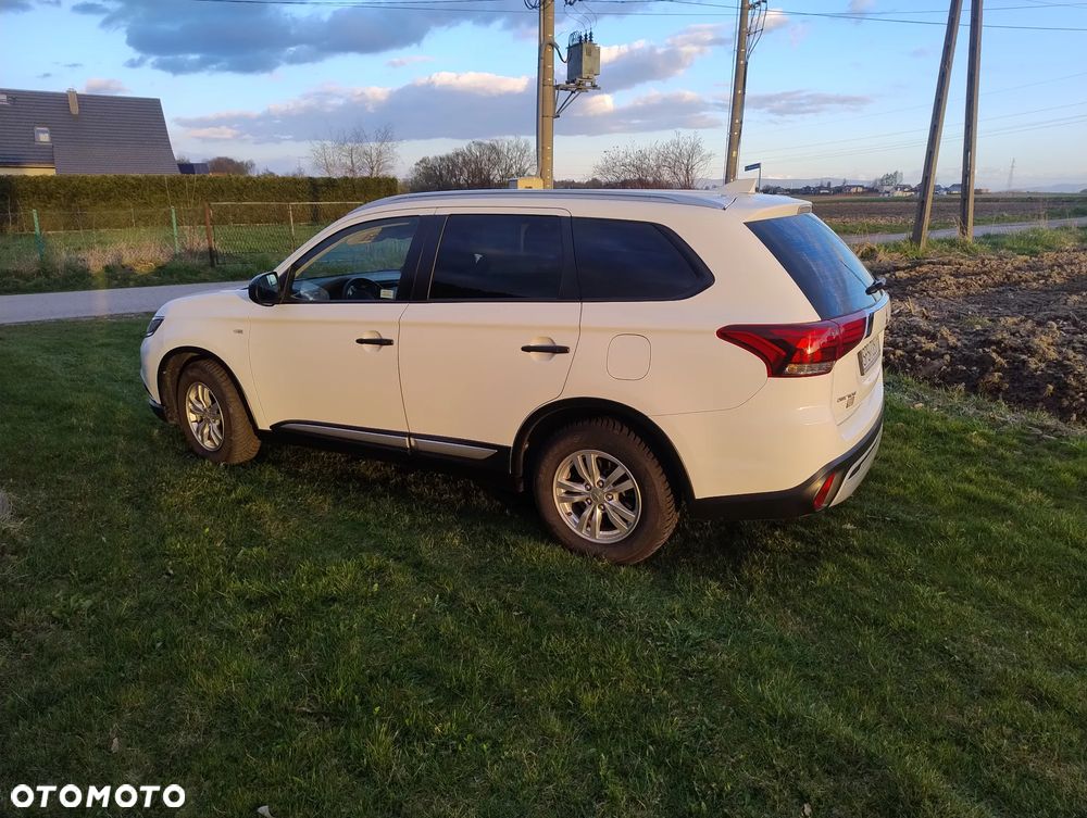 Mitsubishi Outlander 2.0 Invite + 2WD - 4