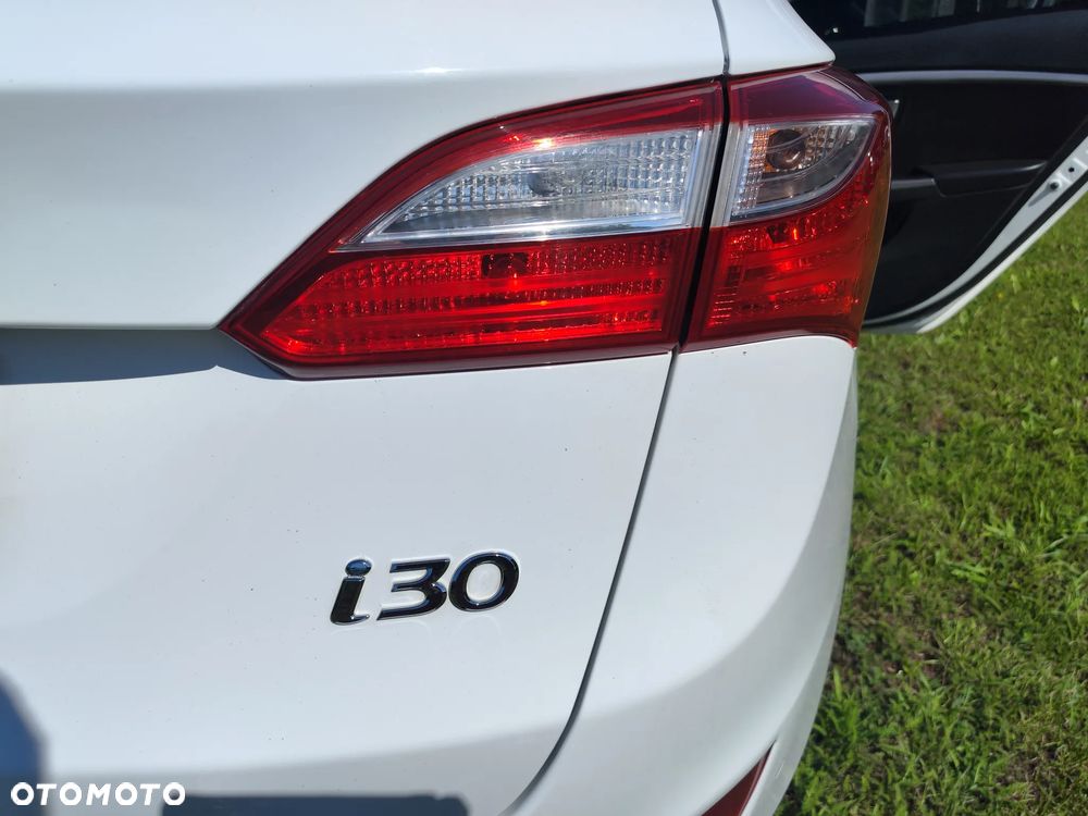 Hyundai i30 1.6 CRDi Fifa World Cup Edition - 24
