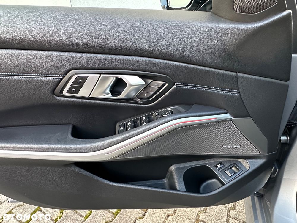 BMW Seria 3 330e xDrive M Sport - 34