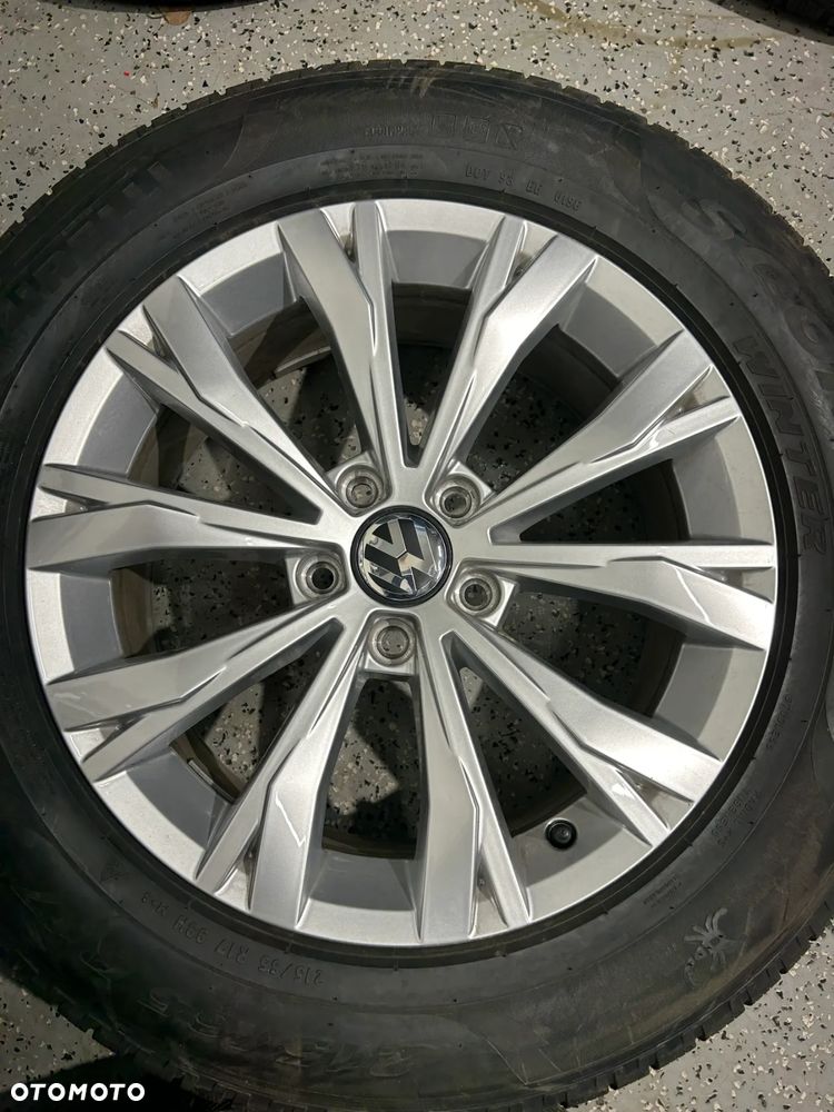 Oryginalne koła zimowe FELGI 17 VW Tiguan II Tayron Kodiaq Q3 Tarraco Pirelli 215/65R17 2021r. 7,5mm jak NOWE - 8