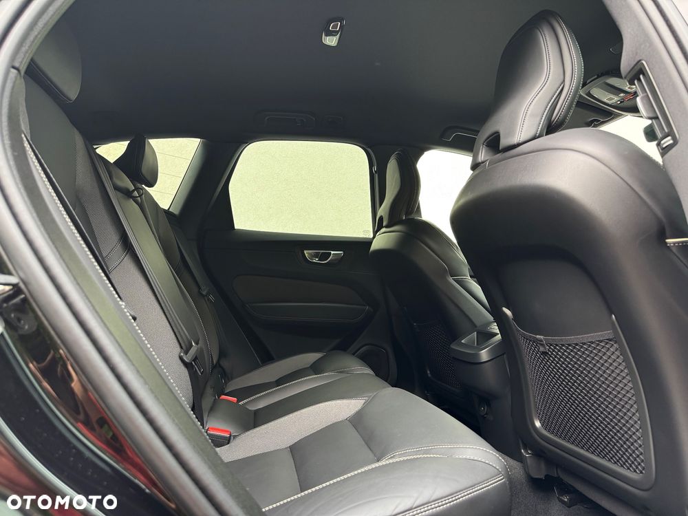 Volvo XC 60 B4 D AWD Plus Dark - 12