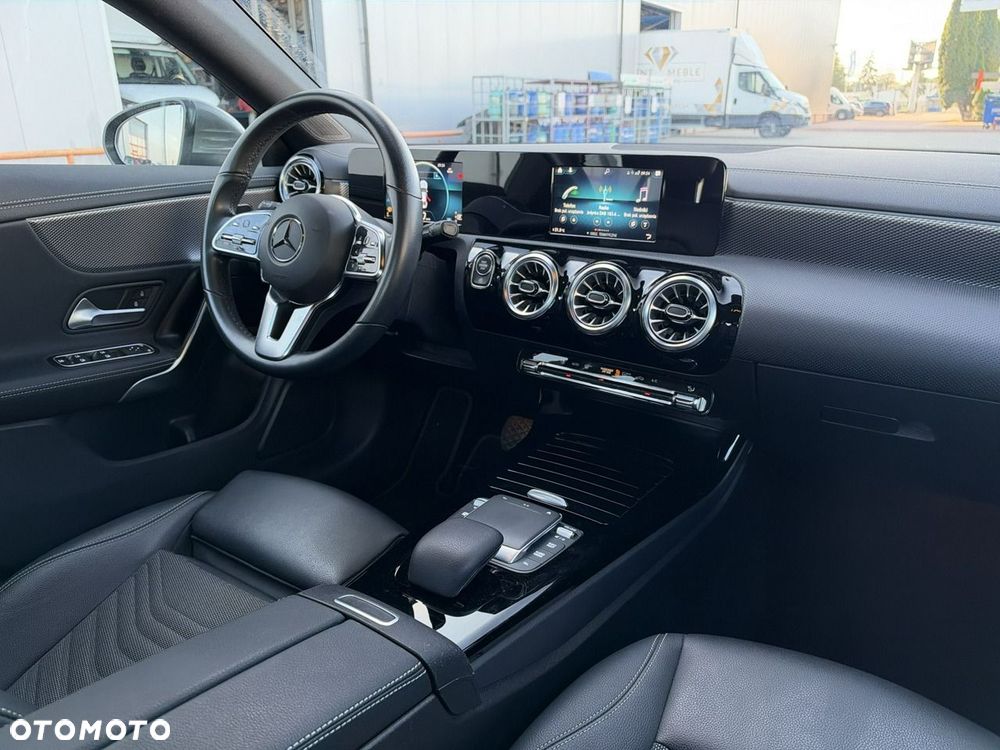 Mercedes-Benz CLA 180 7G-DCT - 21