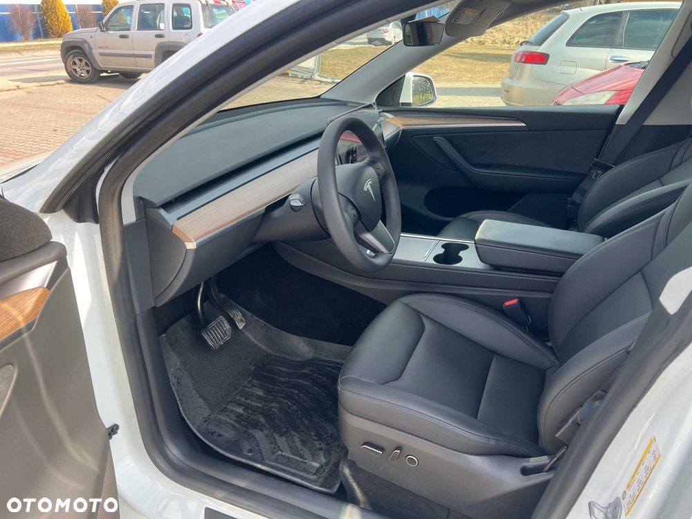 Tesla Model Y - 6