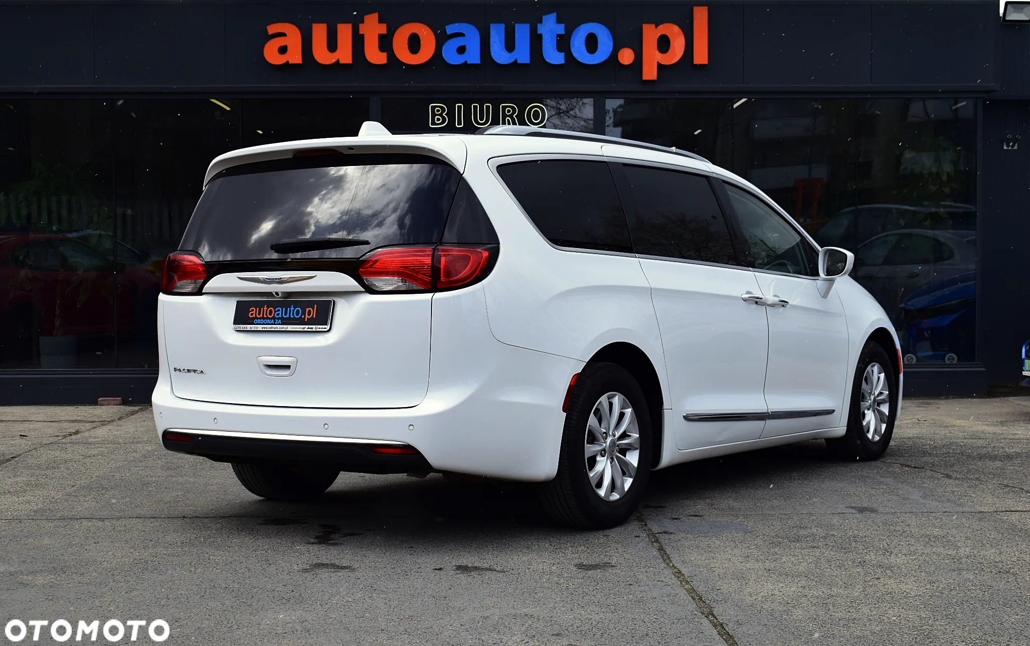 Chrysler Pacifica - 32