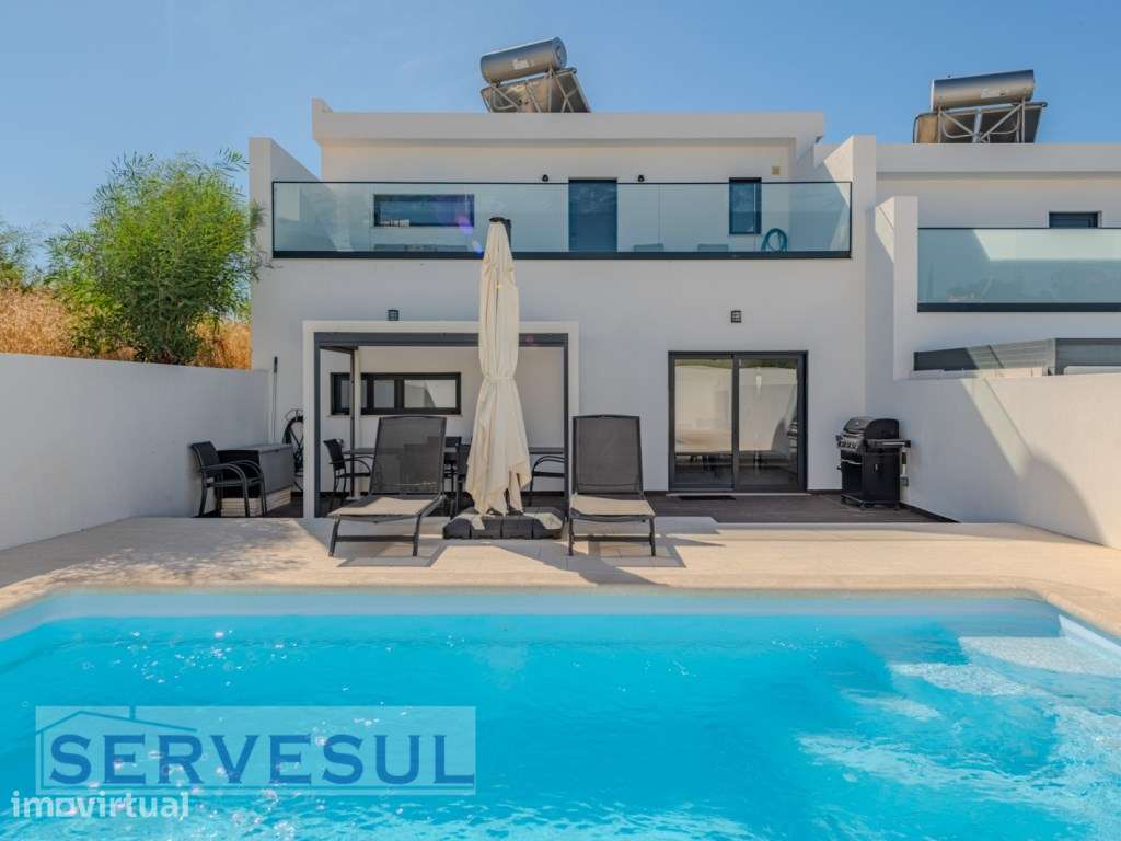 Moradia Moderna com Piscina e uma vista magnifica para o Campo de G...
