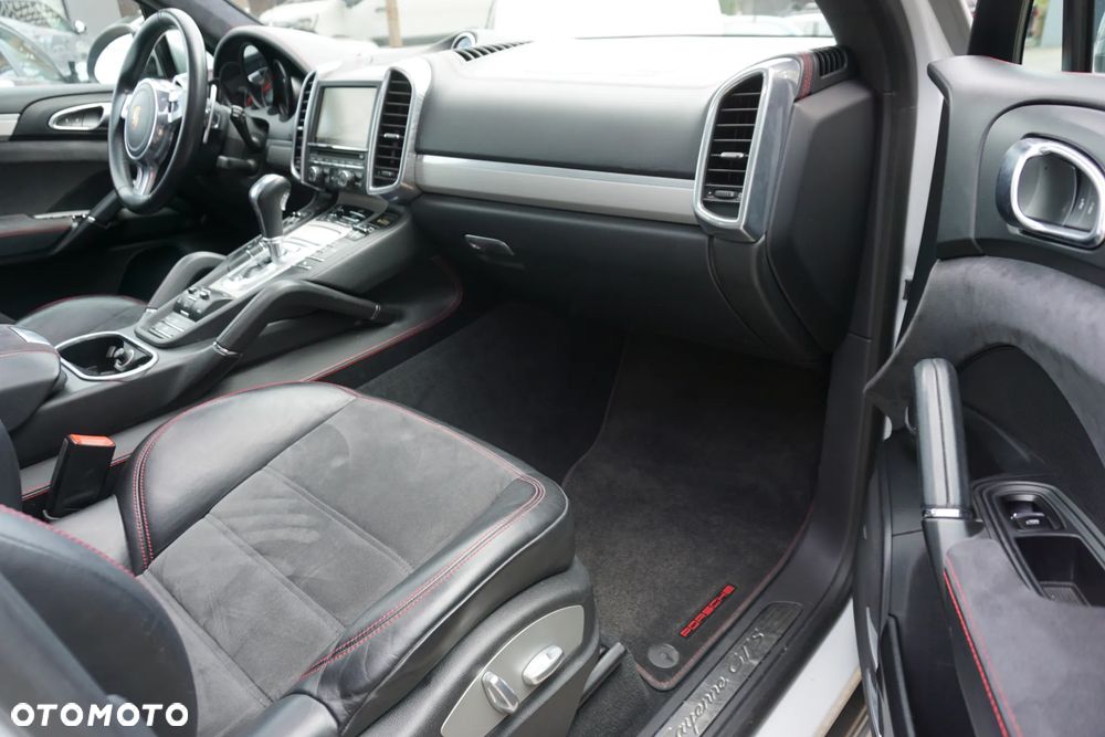 Porsche Cayenne GTS - 19