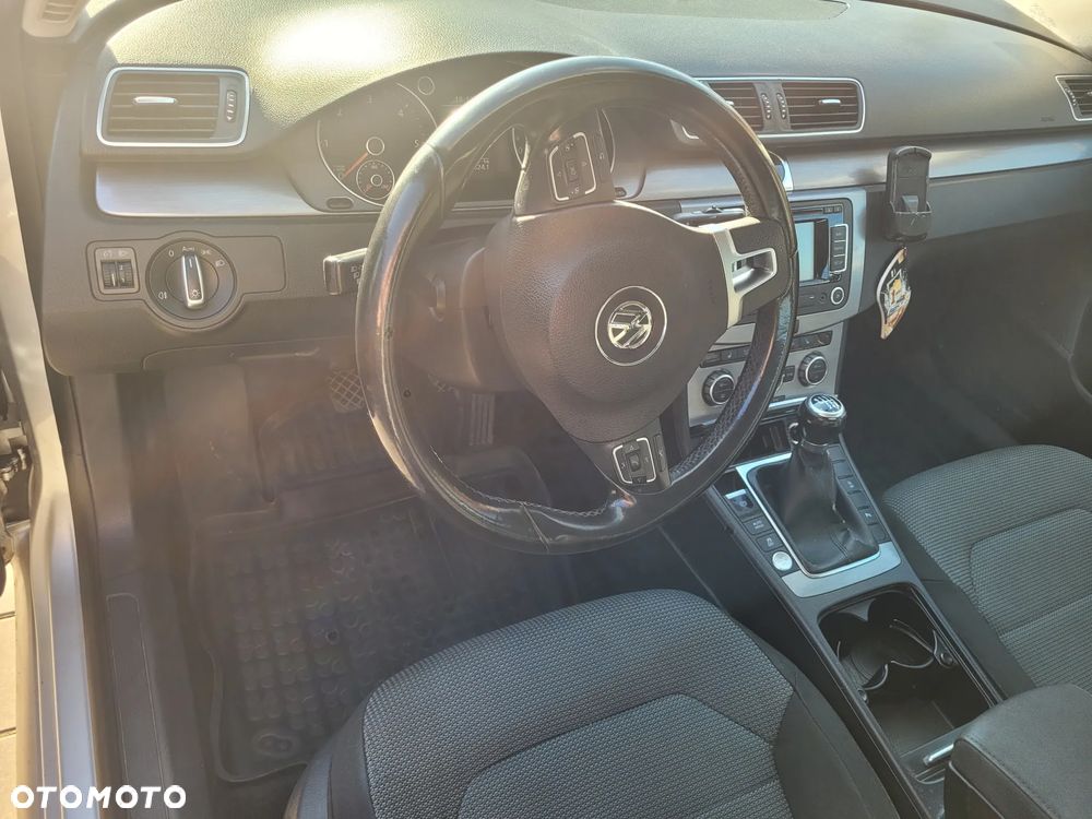 Volkswagen Passat 2.0 TDI Comfortline - 6