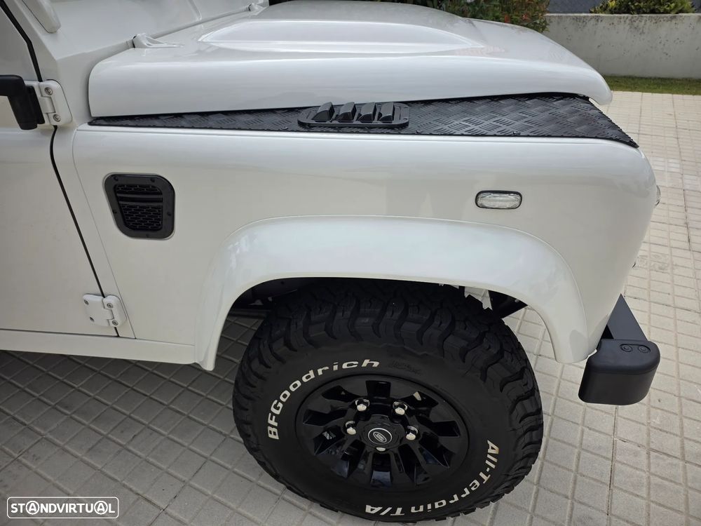Land Rover Defender 90 2.4 CRD S - 16