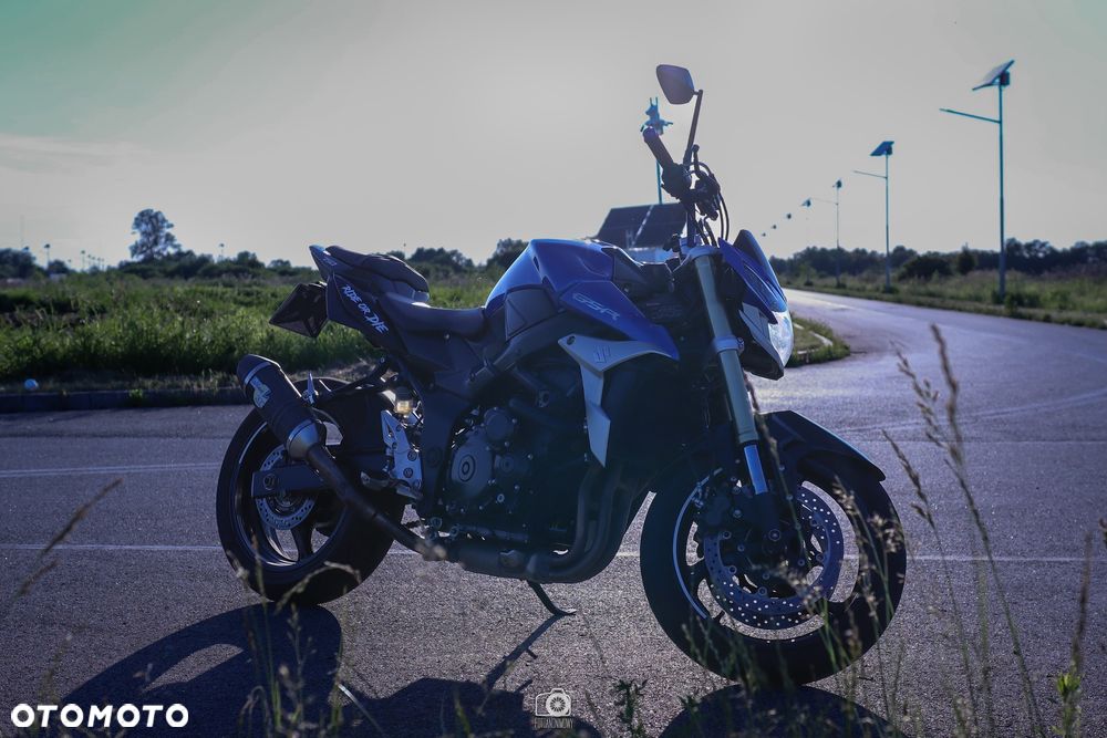 Suzuki GSR - 3