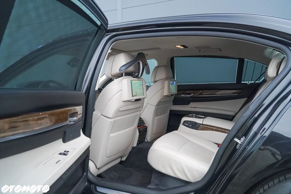 BMW Seria 7 750i L xDrive - 31