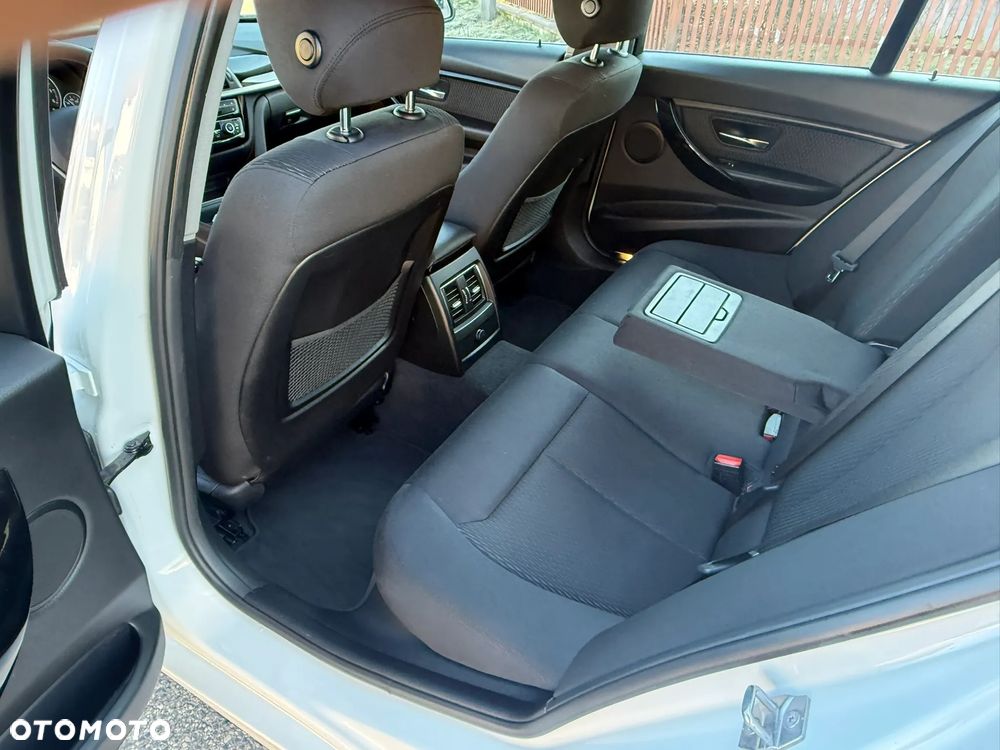 BMW Seria 3 318d M Sport Shadow - 30