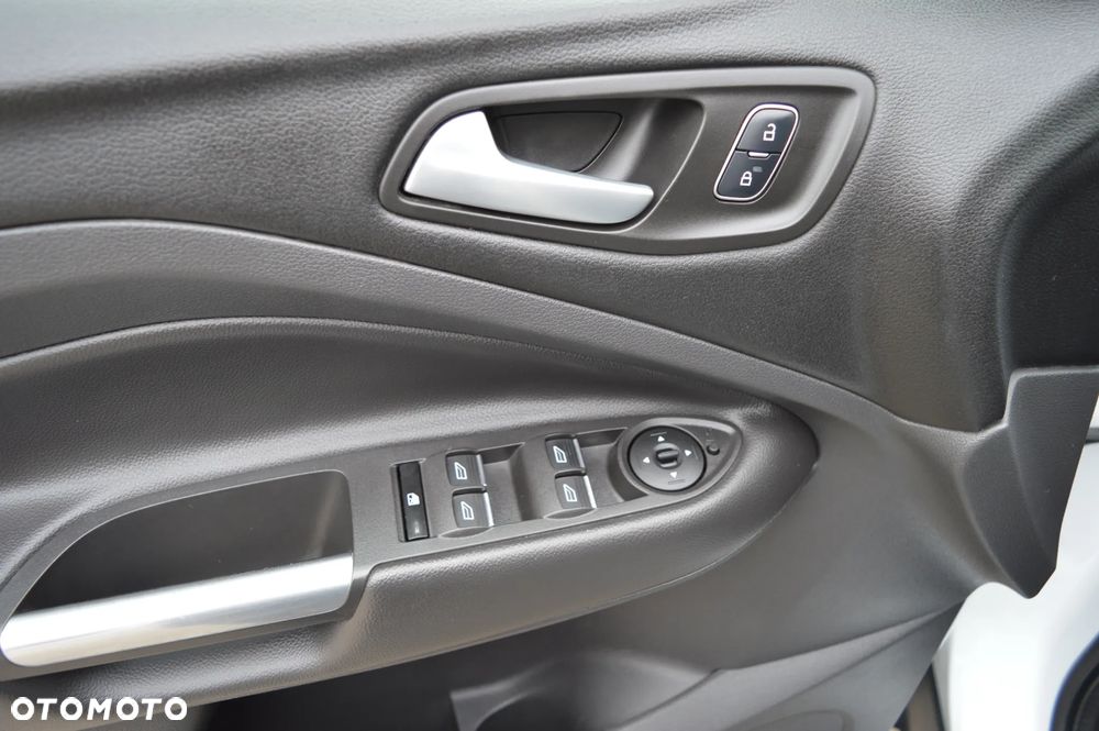 Ford Kuga 1.6 EcoBoost 2x4 Titanium - 24