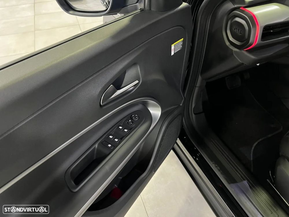 Jeep Avenger 1.2 e-Hybrid Summit DCT - 34