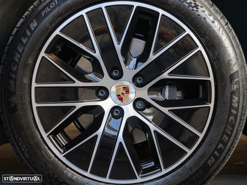 Porsche Macan Electric 4 - 18