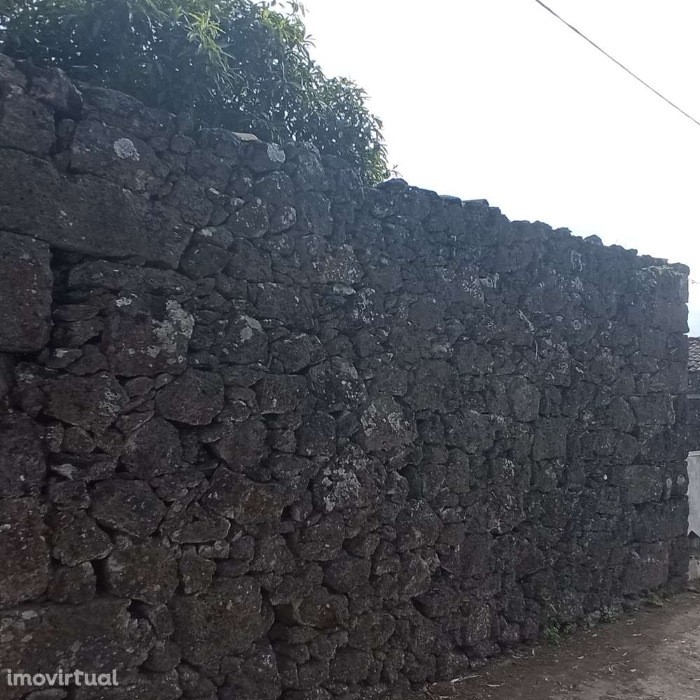 Ruína para reabilitação com quintal e 1 pasto na ilha Graciosa - Grande imagem: 4/9