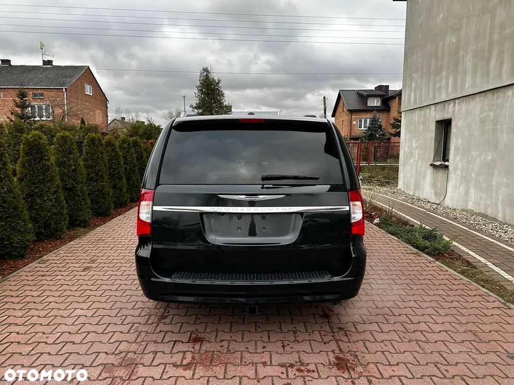 Chrysler Town & Country - 6