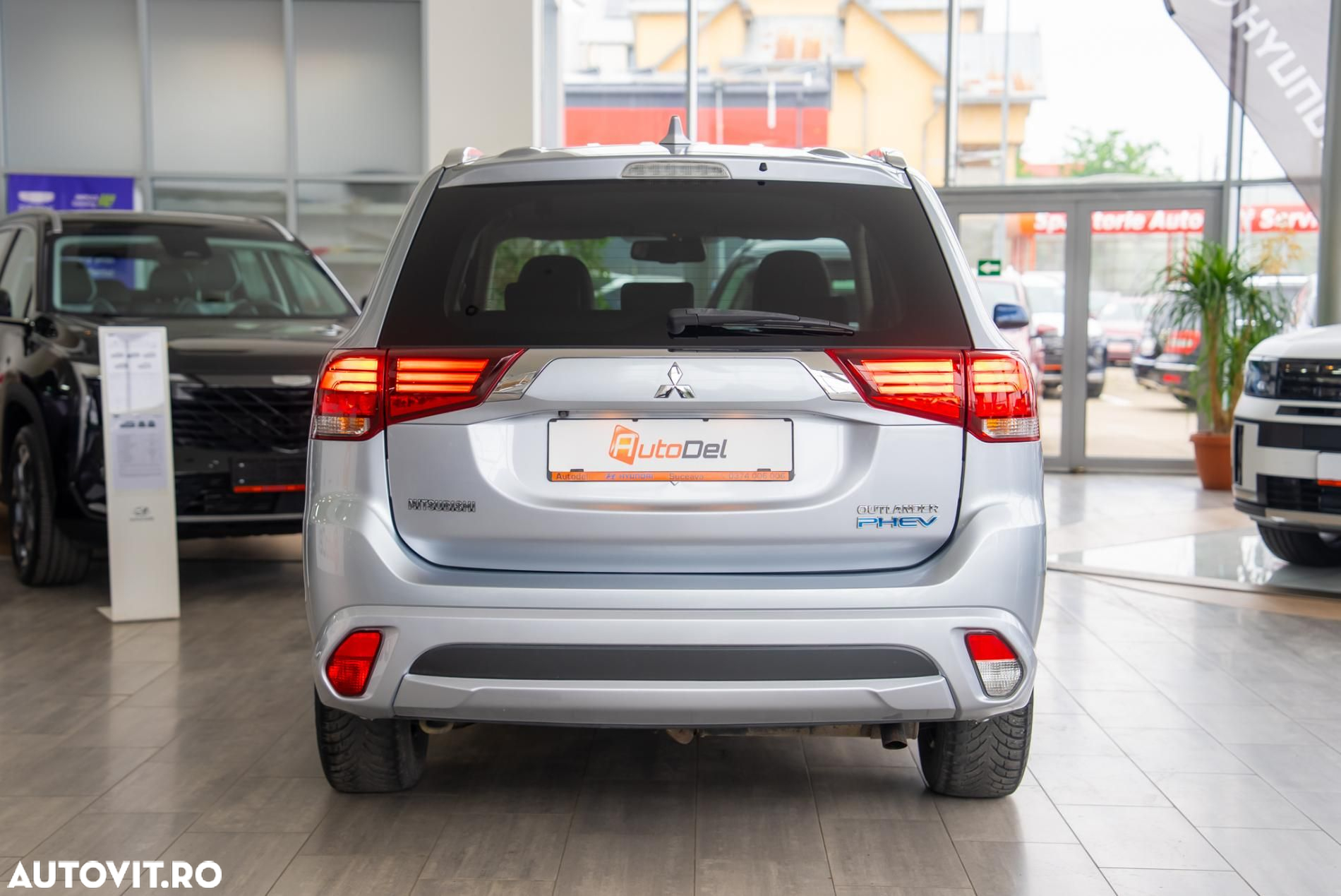 Mitsubishi Outlander 2.0 4WD Plug-In Hybrid Top - 12