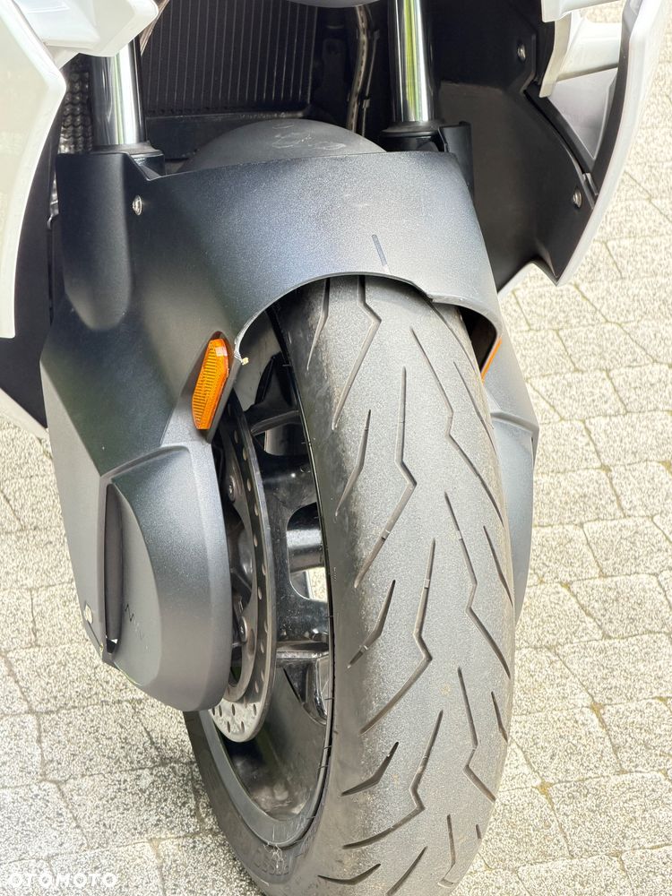 BMW CE 04 - 10