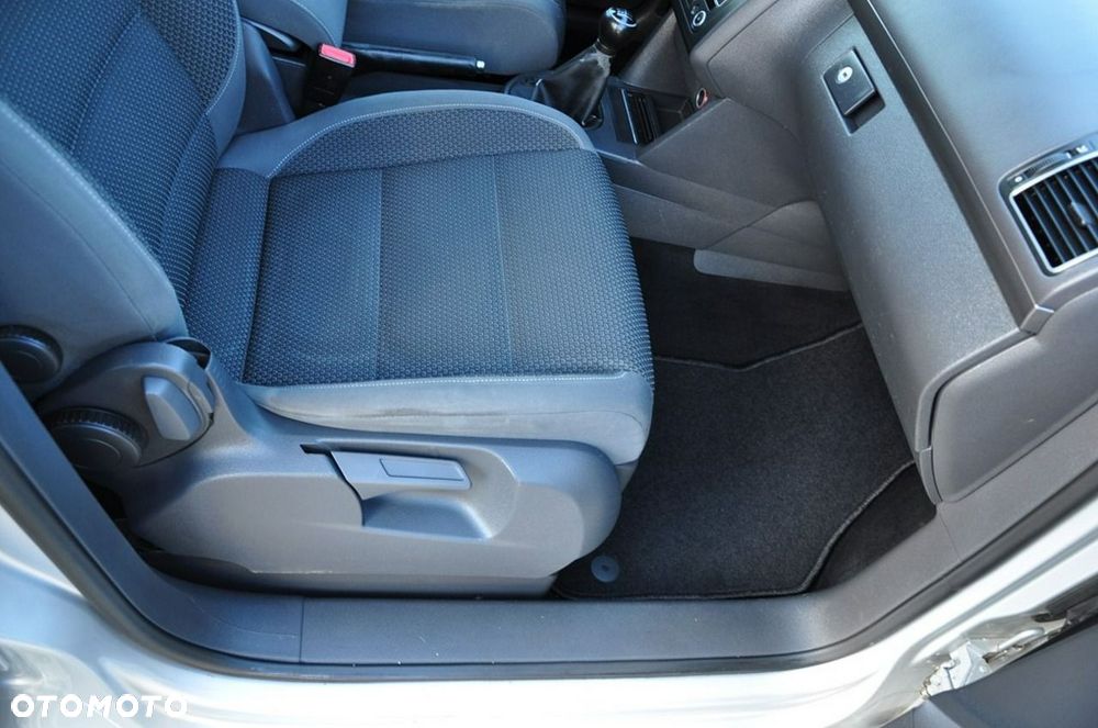 Volkswagen Touran - 28