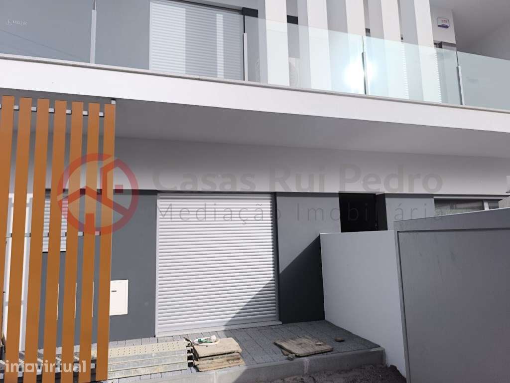 Moradia Geminada T4 de dois pisos, com Garagem - Grande imagem: 5/33