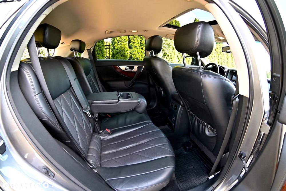Infiniti QX70 - 9