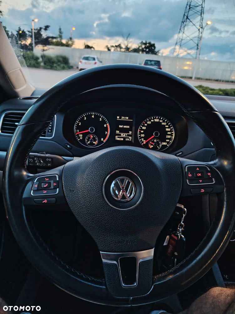 Volkswagen Jetta - 8