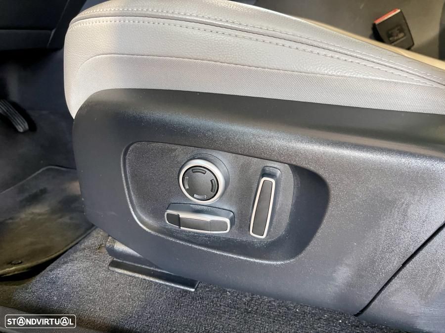 Land Rover Range Rover Evoque 1.5 P300e AWD SE Auto - 12