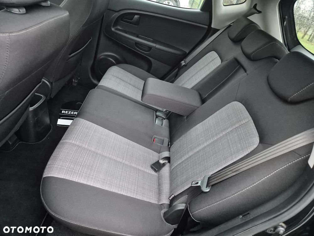 Kia Venga 1.4 CVVT Black Collection - 12