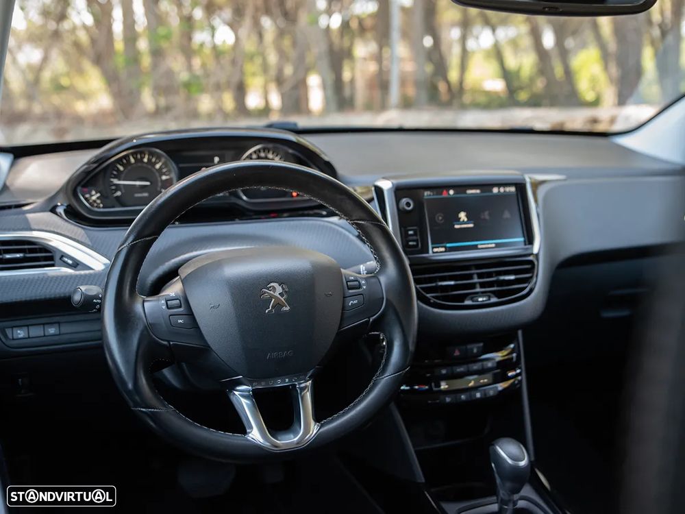 Peugeot 2008 1.2 PureTech Allure EAT6 - 11