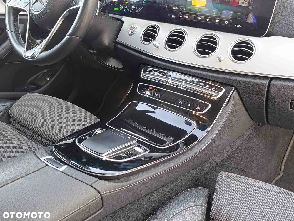 Mercedes-Benz Klasa E 300 de 4Matic T 9G-TRONIC - 23