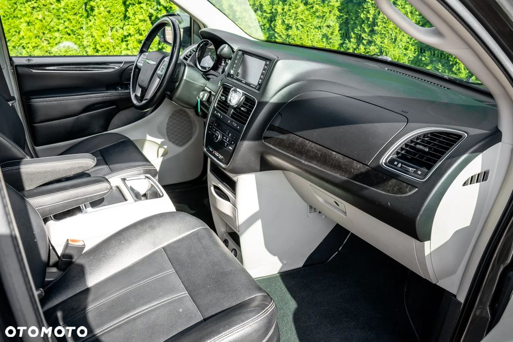 Chrysler Town & Country 3.6 Limited - 35
